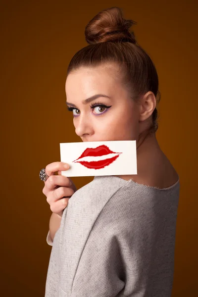 Gelukkig mooie vrouw met kaart met kus lippenstift mark — Stockfoto