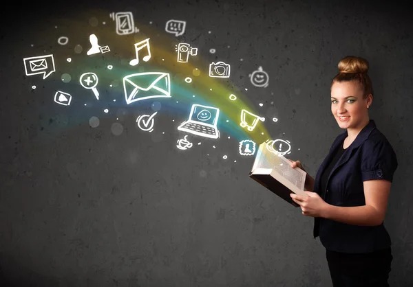 Giovane donna che legge un libro con icone multimediali provenienti da t — Foto Stock