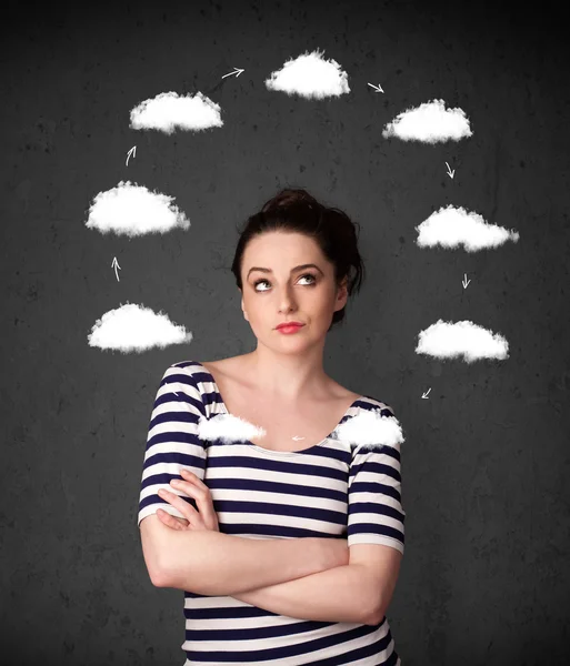 Jeune femme pensant avec la circulation des nuages autour de sa tête — Photo