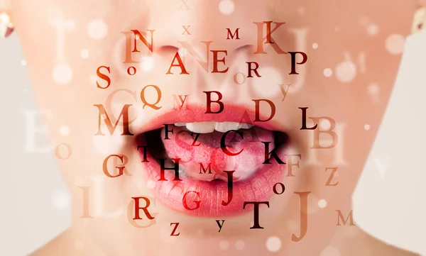 Mooi meisje lippen ademhaling lettertypen en tekens — Stockfoto