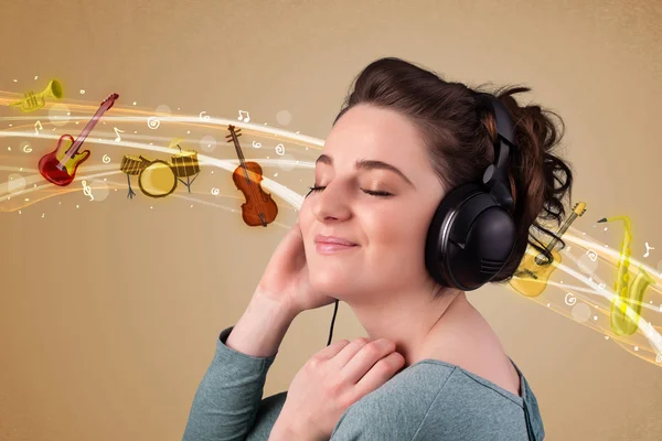 Jonge vrouw met koptelefoon luisteren naar muziek — Stockfoto