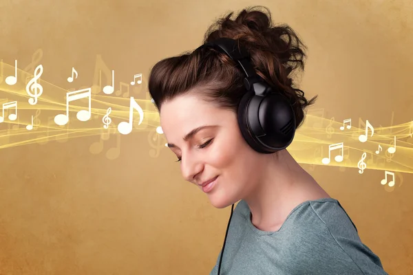 Mujer joven con auriculares escuchando música —  Fotos de Stock