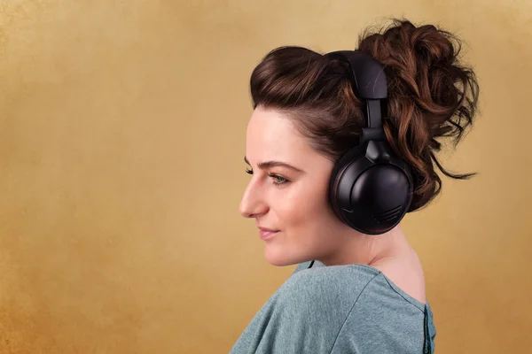 Mujer joven con auriculares escuchando música con espacio para copiar —  Fotos de Stock