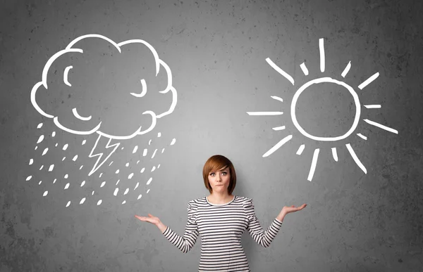 Femme debout entre un soleil et un dessin de pluie — Photo