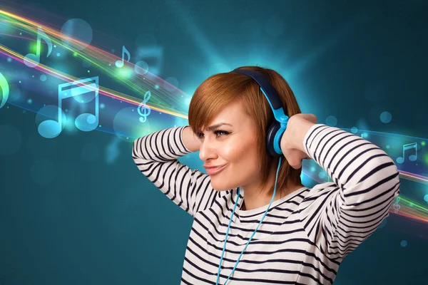 Mujer joven escuchando música con auriculares —  Fotos de Stock