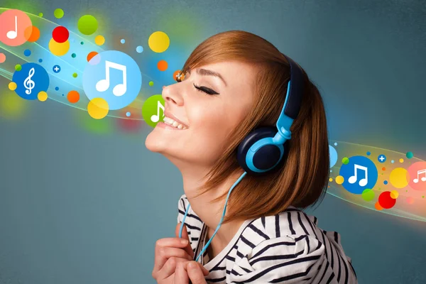 Young woman listening to music with headphones — Stock Photo, Image