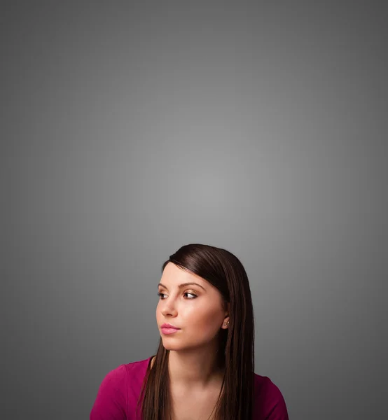 Mulher jovem pensativo gesticulando com espaço de cópia — Fotografia de Stock