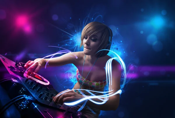 Disc jockey riproducendo musica con effetti di luce elettrica e luci — Foto Stock