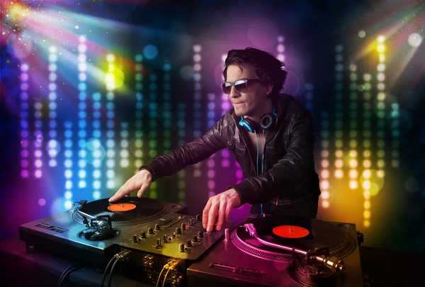 Dj tocando canciones en una discoteca con espectáculo de luz — Foto de Stock