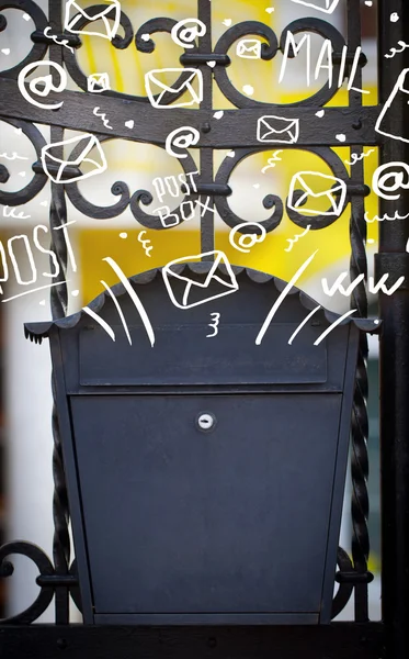 Briefkasten mit weißen handgezeichneten Postsymbolen — Stockfoto