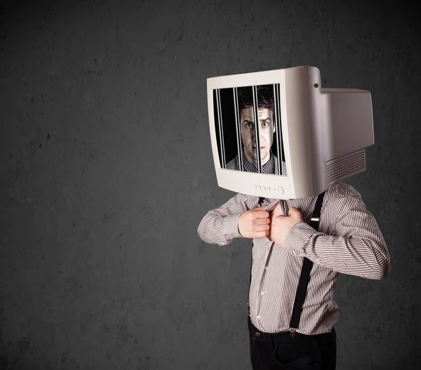 Деловой человек с монитором на голове застрял в цифровой системе — стоковое фото