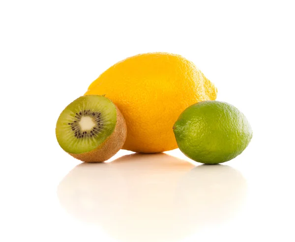 Frutas frescas tropicales saludables sobre fondo blanco — Foto de Stock