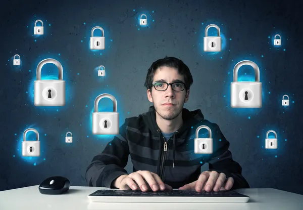 Молодой хакер с виртуальными символами блокировки и иконками — стоковое фото