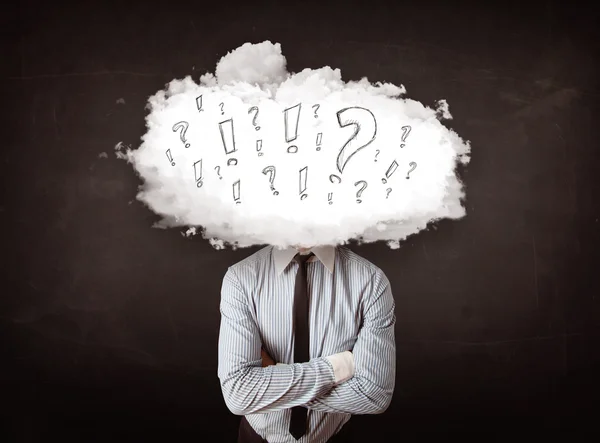 Επιχειρηματίας σύννεφο κεφάλι με ερώτηση και θαυμαστικά — Φωτογραφία Αρχείου