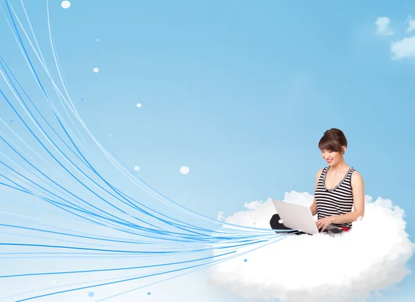 若い女性はラップトップで雲の中に座って — ストック写真