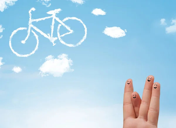 快乐的微笑着的手指看着自行车遮掩的云彩 — 图库照片