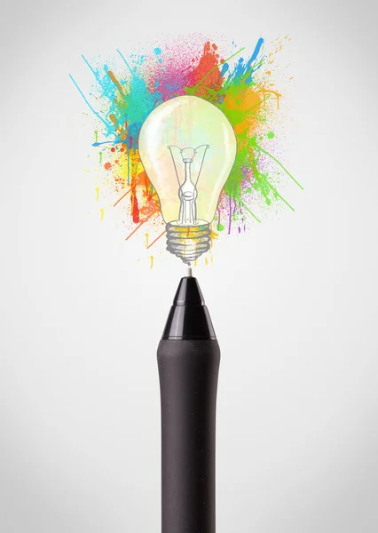 Pen close-up met gekleurde verf spatten en gloeilamp — Stockfoto