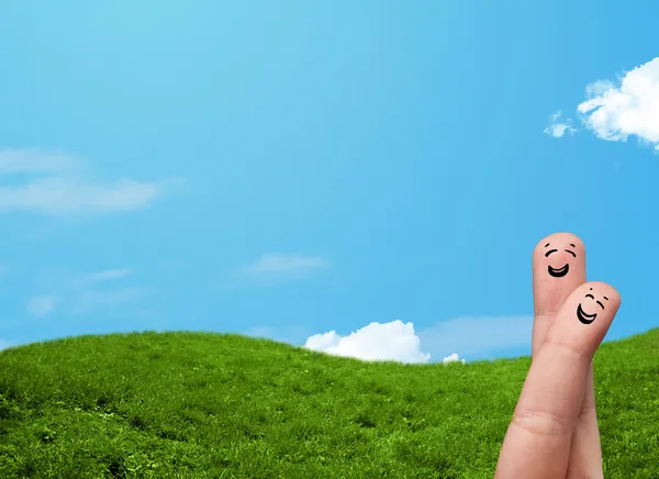 Sorrisos alegres com cenário paisagístico ao fundo — Fotografia de Stock