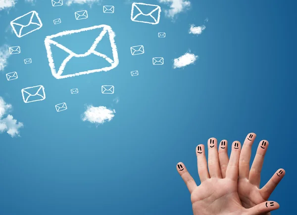 Glückliche Smiley-Finger beim Anblick von Mail-Icons aus Wolken — Stockfoto