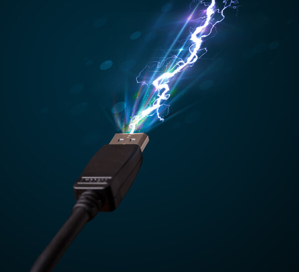 Электрический кабель со светящейся электрической молнией