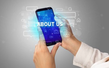 Sosyal medya kavramına sahip akıllı telefon kullanımı