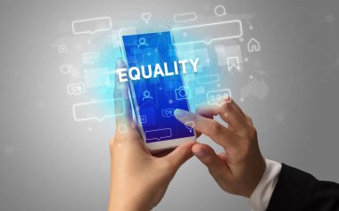 Sosyal medya kavramına sahip akıllı telefon kullanımı