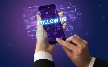 Sosyal medya kavramına sahip akıllı telefon kullanımı
