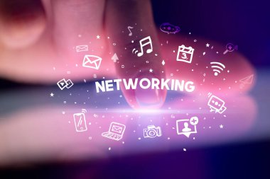 Sosyal medya simgeleri kavramlı parmak dokunuşu tableti