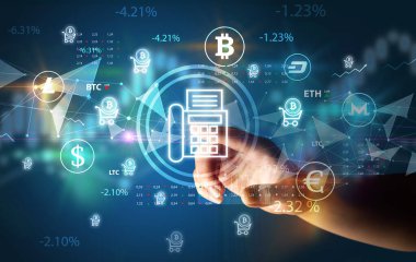 İş adamı multimedya dokunmatik ekranında para birimi simgesini elle itiyor