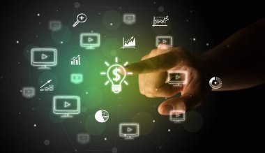 İş adamı parmağı ekranda elle çizilmiş para birimi simgeleriyle çokluortam arayüzüne dokunuyor