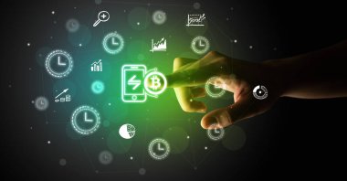 İş adamı parmağı ekranda elle çizilmiş para birimi simgeleriyle çokluortam arayüzüne dokunuyor