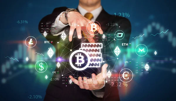 Para birimi sembolleri taşıyan bir işadamı