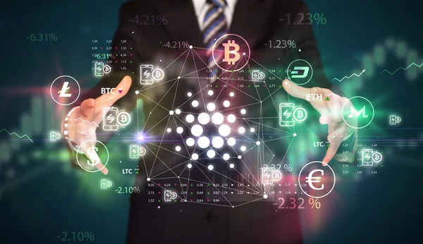 Para birimi sembolleri taşıyan bir işadamı