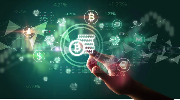 İş adamı multimedya dokunmatik ekranında para birimi simgesini elle itiyor