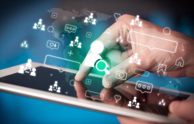 Tablet, sosyal medya kavramı kullanan bir elin yakın plan çekimi