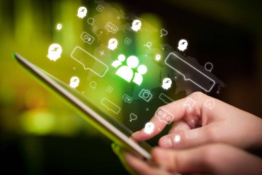 Tablet, sosyal medya kavramı kullanan bir elin yakın plan çekimi