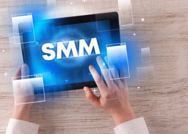 El tutuş tabletinin yakın plan görüntüsü