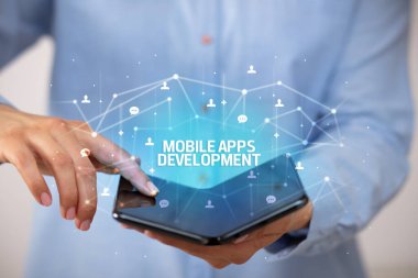 Katlanabilir akıllı telefonu olan bir iş adamı, yeni teknoloji konsepti