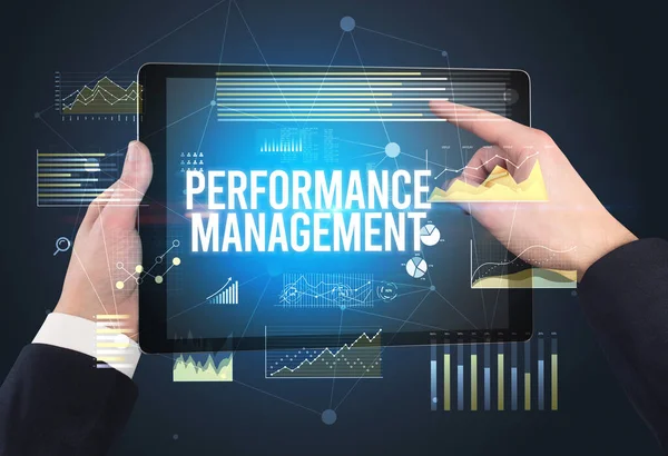 İşletme yazıtlı tableti tutan ellerin yakın çekimi