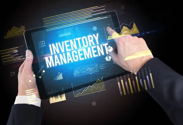 İşletme yazıtlı tableti tutan ellerin yakın çekimi