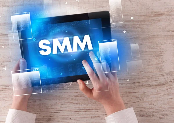 El tutuş tabletinin yakın plan görüntüsü