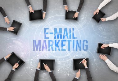 Bir dizüstü bilgisayarın önünde bir grup insan, güvenlik kavramı