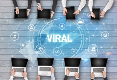 Bir grup insan toplantı yapıyor.