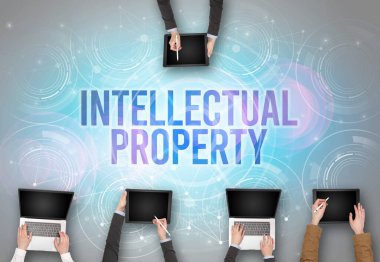 Bir dizüstü bilgisayarın önünde bir grup insan, güvenlik kavramı