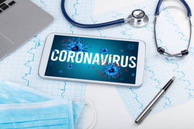 Beyaz yüzeyde tablet pc ve doktor araçları