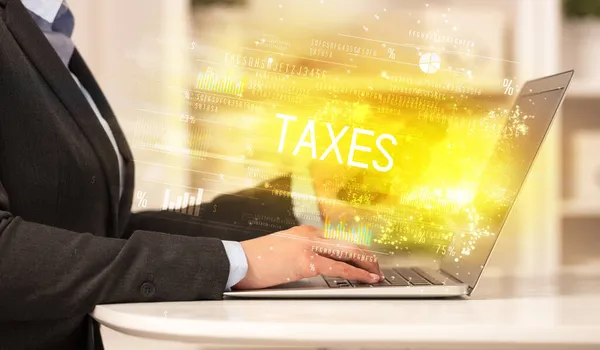 Closeup of businessman hands working on laptop — Stock Photo, Image