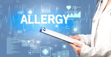 Genç doktor notlar yazıyor.