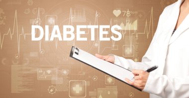 Genç doktor notlar yazıyor.