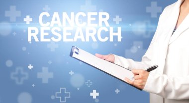 Doktor panoya notlar yazar.