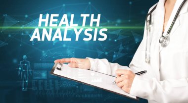 Doktor panoya notlar yazıyor, tıbbi teşhis konsepti.